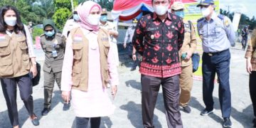 Wabup Hairan Dampingi Pj Gubernur Pantau Posko Penyekatan dan Tempat Isolasi Pasien Covid-19