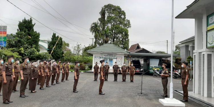 Pimpin Apel Pasca Libur Lebaran,  Kajari Sungai Penuh Cek Kehadiran Pegawai