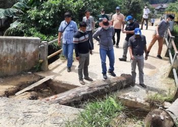 Wabup Hairan Turun Langsung Perbaiki Jembatan Yang Rusak