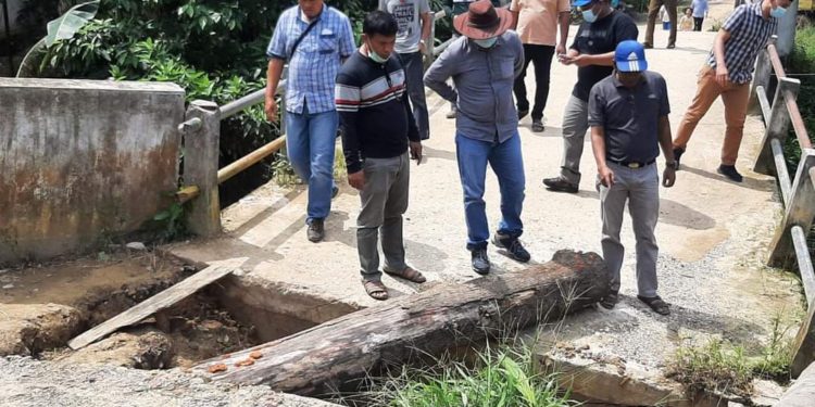 Wabup Hairan Turun Langsung Perbaiki Jembatan Yang Rusak