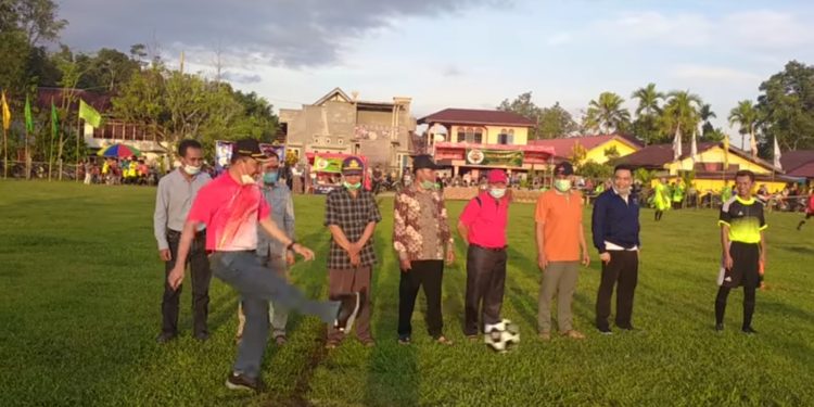 Sekda Asraf Buka Turnamen Sepakbola Piala Raja Kerapatan Adat 10 Luhah Seleman