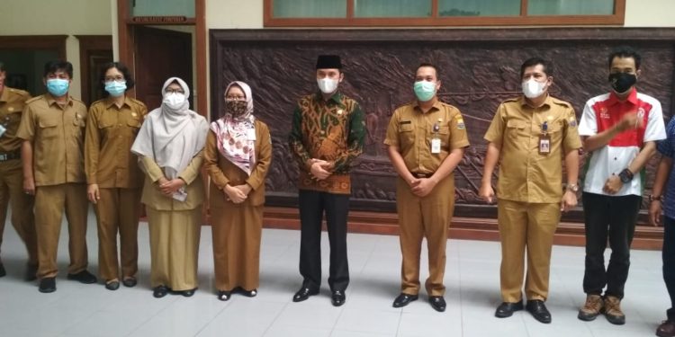 Peduli Lingkungan Hidup Jambi, Ketua DPRD Edi Purwanto Terima Penghargaan Green Leadership dari KLHK