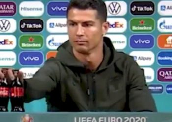 Geser Botol Coca-Cola Saat Konferensi Pers, Cristiano Ronaldo Bikin Rugi 57 Triliun