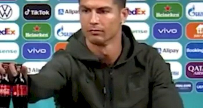 Geser Botol Coca-Cola Saat Konferensi Pers, Cristiano Ronaldo Bikin Rugi 57 Triliun