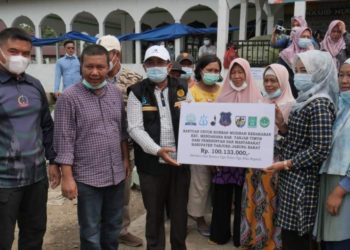 Bupati UAS Serahkan Bantuan Korban Kebakaran, Bupati Tanjabtim: Terima Kasih Masyarakat Tanjab Barat