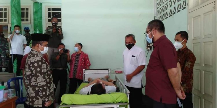Sekda Sudirman Pantau Vaksinasi Massal di Makorem 042/GAPU