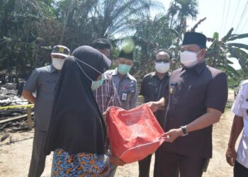 Wabup Hairan Berikan Bantuan untuk Korban Kebakaran Di Kecamatan Tebing Tinggi