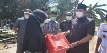Wabup Hairan Berikan Bantuan untuk Korban Kebakaran Di Kecamatan Tebing Tinggi