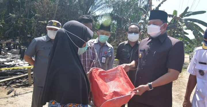 Wabup Hairan Berikan Bantuan untuk Korban Kebakaran Di Kecamatan Tebing Tinggi