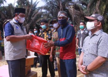 Wabup Hairan di Dampingi Istri Kunjungi dan Salurkan Bantuan Sosial ke Korban Kebakaran