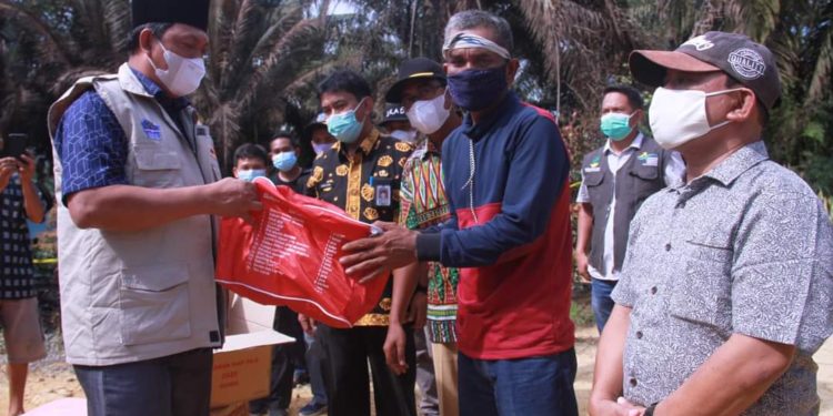 Wabup Hairan di Dampingi Istri Kunjungi dan Salurkan Bantuan Sosial ke Korban Kebakaran