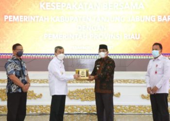 Pemkab Tanjabbarat Tanda Tangani (MoU) dengan Pemprov Riau