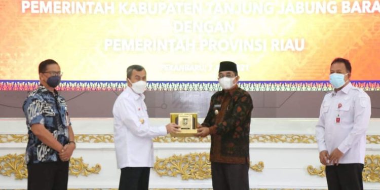Pemkab Tanjabbarat Tanda Tangani (MoU) dengan Pemprov Riau