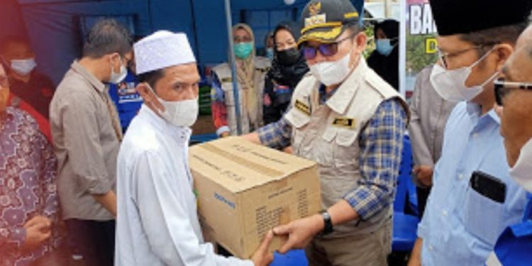 Wako Ahmadi Serahkan Bantuan Kebakaran Desa Dujung Sakti