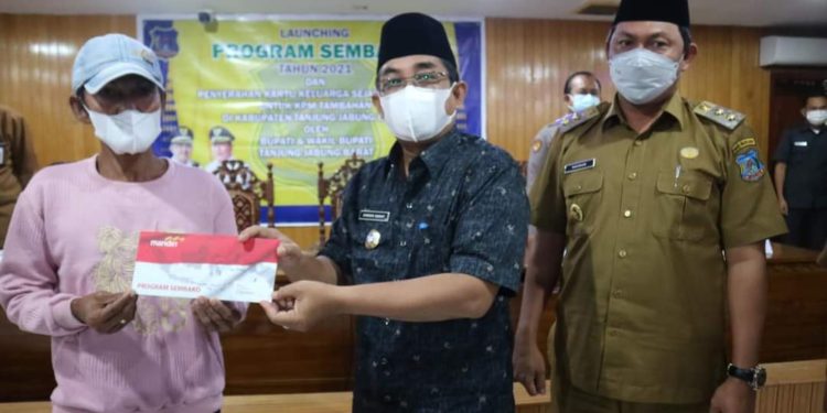 Bupati UAS Launching Program Sembako dan Serahkan Kartu Keluarga Sejahtera (KKS)
