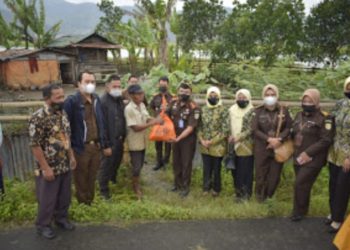 HUT Bhakti Adhyaksa Ke-61 Kejaksaan Negeri Sungai Penuh Bagikan Sembako Kepada Masyarakat