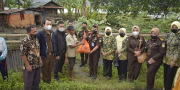 HUT Bhakti Adhyaksa Ke-61 Kejaksaan Negeri Sungai Penuh Bagikan Sembako Kepada Masyarakat