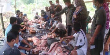 Wakil Gubenur Hadiri Penyembelihan  Hewan Kurban untuk Suku Anak Dalam