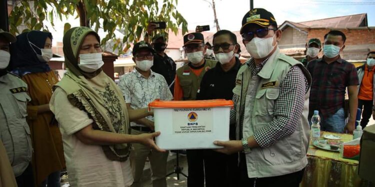 Walikota Ahmadi Serahkan Bantuan Untuk Korban Kebakaran Desa Lawang Agung