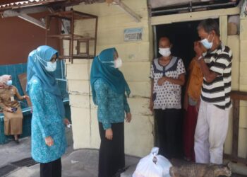 Hj.Hesnidar Haris Serahkan Bantuan Sembako Bagi Masyarakat Terdampak Covid 19