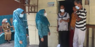 Hj.Hesnidar Haris Serahkan Bantuan Sembako Bagi Masyarakat Terdampak Covid 19