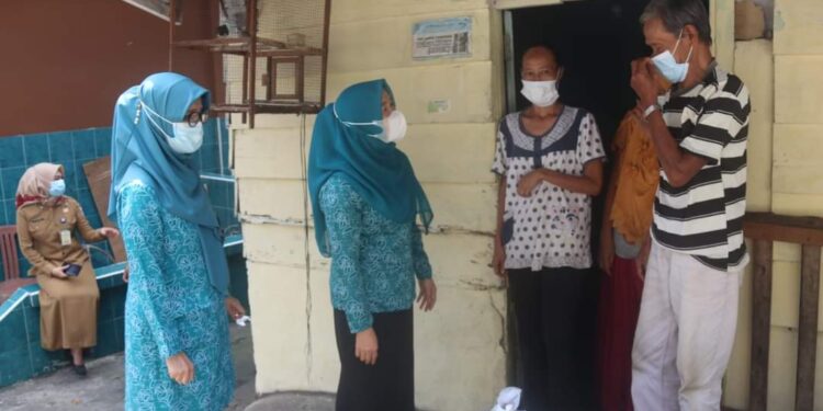 Hj.Hesnidar Haris Serahkan Bantuan Sembako Bagi Masyarakat Terdampak Covid 19