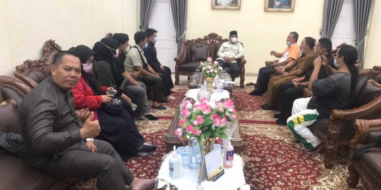 Bupati UAS Terima Langsung Audiensi Dan Silaturahmi PABERSI Tanjab Barat