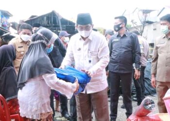Bupati UAS Turun Langsung Berikan Bantuan Untuk Korban Kebakaran
