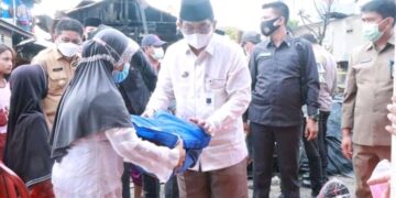 Bupati UAS Turun Langsung Berikan Bantuan Untuk Korban Kebakaran