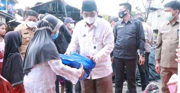 Bupati UAS Turun Langsung Berikan Bantuan Untuk Korban Kebakaran