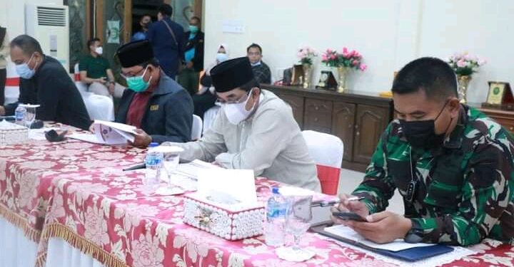 Bupati UAS Pimpin Rapat Satgas Covid-19 Terkait Pemberlakuan PPKM level 3 di Tanjab Barat