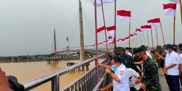 Gubernur Al Haris Kibarkan Seribu Bendera Merah Putih