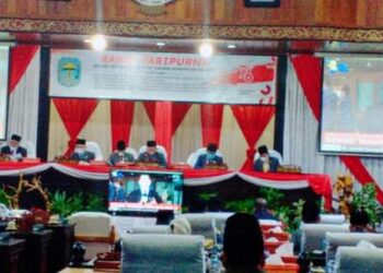 Adirozal Dengarkan Pidato Kenegaraan Presiden di Gedung DPRD