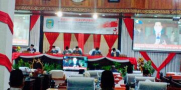 Adirozal Dengarkan Pidato Kenegaraan Presiden di Gedung DPRD