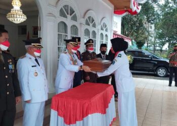 Adirozal Serahkan Bendera Pusaka ke Pasukan Paskibraka