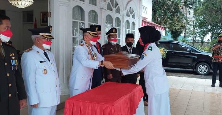Adirozal Serahkan Bendera Pusaka ke Pasukan Paskibraka