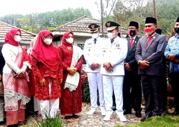 Ziarah ke Makam H.Fauzi Siin, Wako Ahmadi Sebut Almarhum Sangat Berjasa Untuk Sungai Penuh