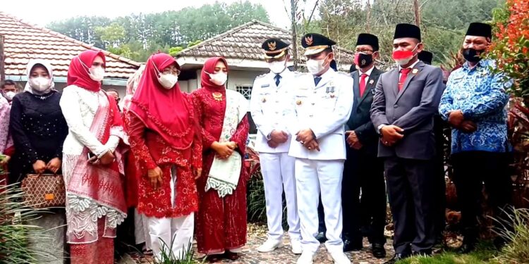 Ziarah ke Makam H.Fauzi Siin, Wako Ahmadi Sebut Almarhum Sangat Berjasa Untuk Sungai Penuh