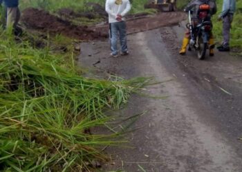Respon Cepat, Bidang Warshop PUPR Sungai Penuh Bersihkan Longsor di Jalur Ulu Air Bukit Khayangan