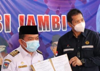 SKK Migas – KKKS PetroChina Salurkan Tabung Oksigen ke Pemprov Jambi untuk Penanganan Covid-19