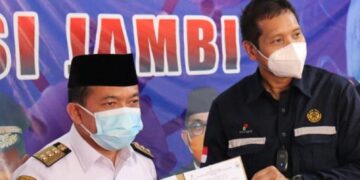 SKK Migas – KKKS PetroChina Salurkan Tabung Oksigen ke Pemprov Jambi untuk Penanganan Covid-19