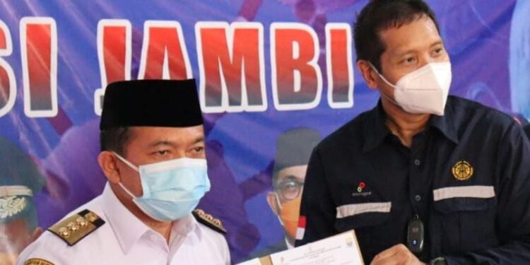 SKK Migas – KKKS PetroChina Salurkan Tabung Oksigen ke Pemprov Jambi untuk Penanganan Covid-19