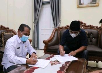 Bupati UAS Terima Hibah APD dari KPU Tanjab Barat