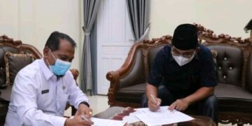 Bupati UAS Terima Hibah APD dari KPU Tanjab Barat