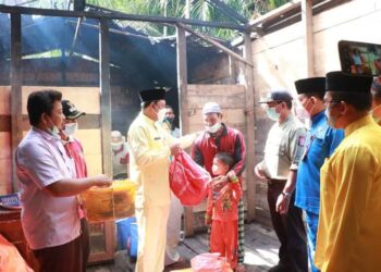 Wabup Hairan Serahkan Bantuan Untuk Korban Kebakaran di Parit Pancasila