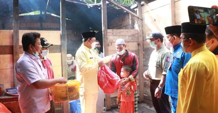 Wabup Hairan Serahkan Bantuan Untuk Korban Kebakaran di Parit Pancasila