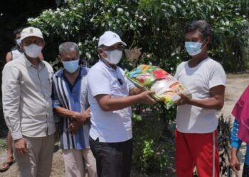 Usai Panen Raya di Desa Muntialo, Bupati UAS Bagikan Sembako di Desa Terjun Jaya