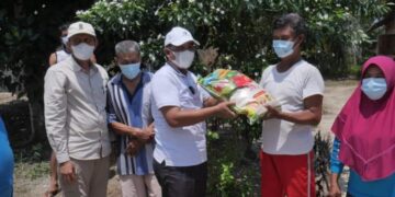 Usai Panen Raya di Desa Muntialo, Bupati UAS Bagikan Sembako di Desa Terjun Jaya