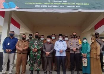 Bupati UAS Tinjau Kegiatan Serbuan Vaksin TNI Kodim 0419/Tanjab