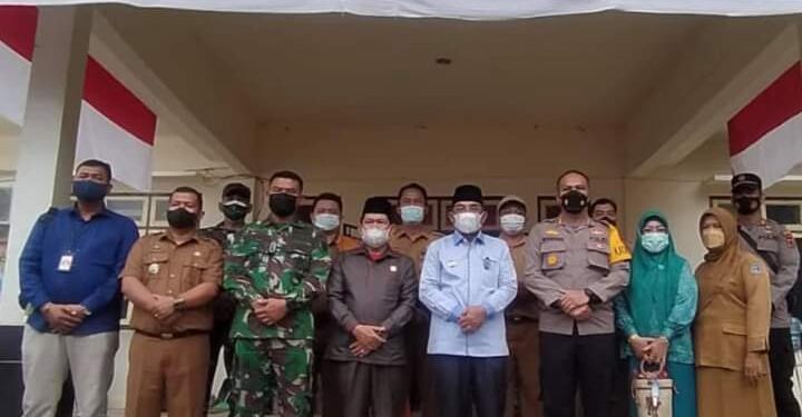 Bupati UAS Tinjau Kegiatan Serbuan Vaksin TNI Kodim 0419/Tanjab